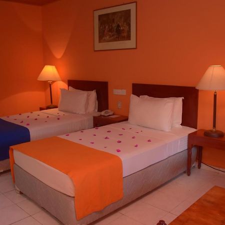 Ratnaloka Tour Inns Ратнапура Екстериор снимка