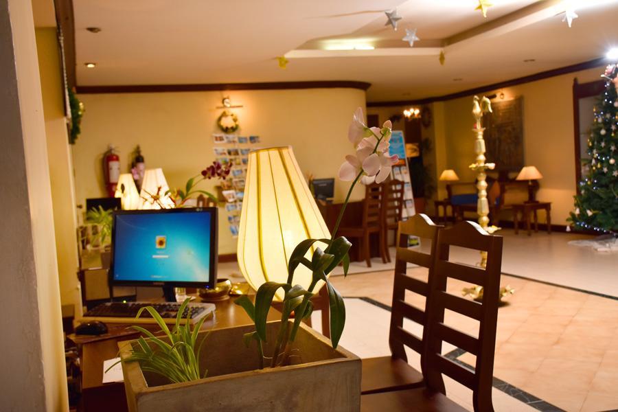 Ratnaloka Tour Inns Ратнапура Екстериор снимка