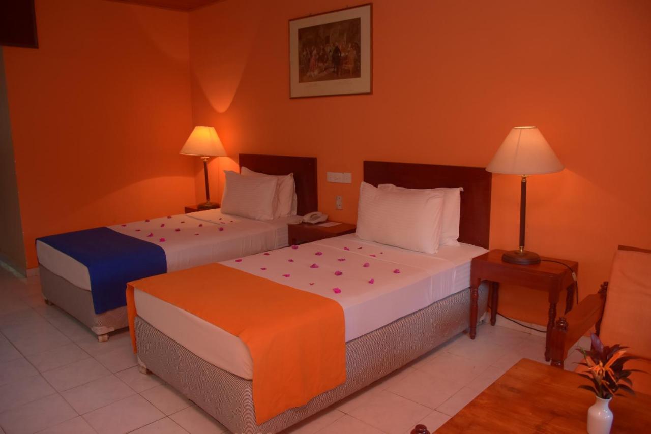 Ratnaloka Tour Inns Ратнапура Екстериор снимка